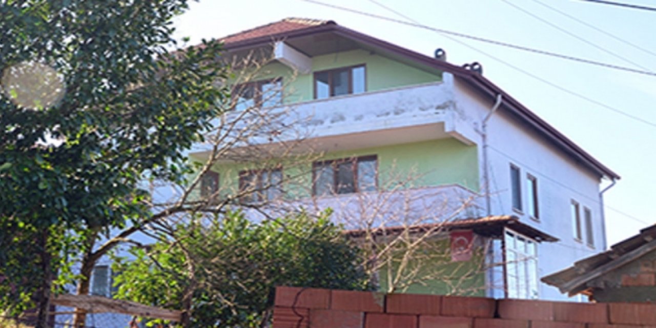 Öğretmen evinde kendini astı