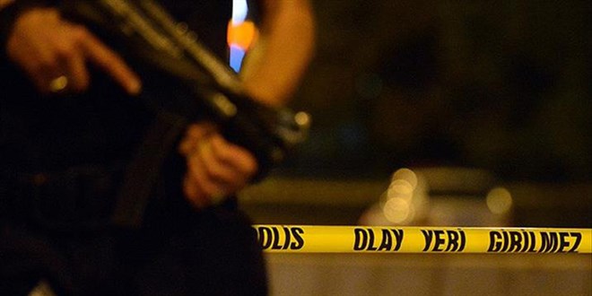 Okul bahçesinde bıçaklanan genç yaralandı