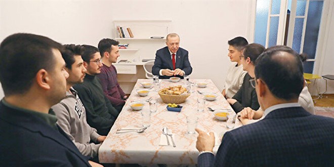 Gençlerden biri imam, Erdoğan müezzin oldu