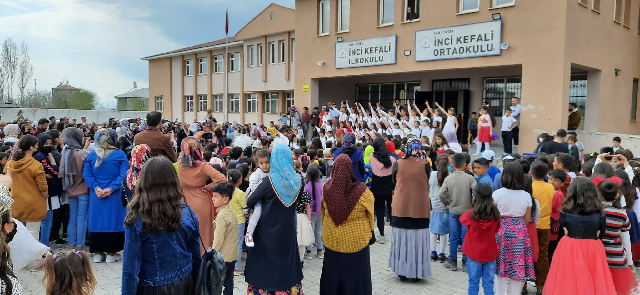 Tuşba İnci Kefali İlkokulunda 23 Nisan gösterileri coşkuyla kutlandı.
