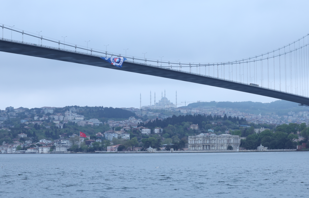 Bahçeşehir Koleji'nin bayrağı köprülere asıldı