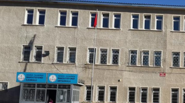 Müdür, öğretmenin kıyafetine karıştı