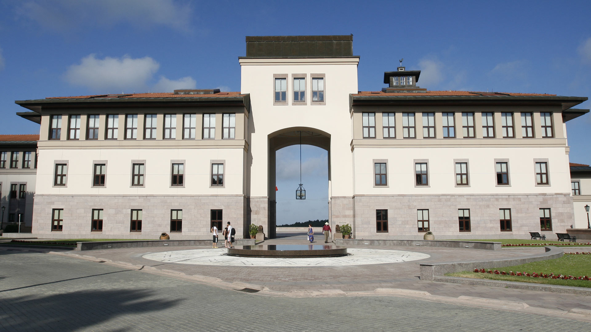Koç Üniversitesi öğrencilerinden şenlik tepkisi: Parasını vermeyen izlemesin zihniyeti