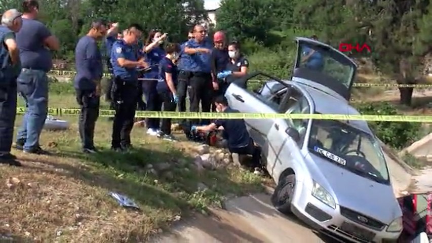 Otomobil direğe çarptı: Öğretmen ile kızı öldü, oğlu yaralı