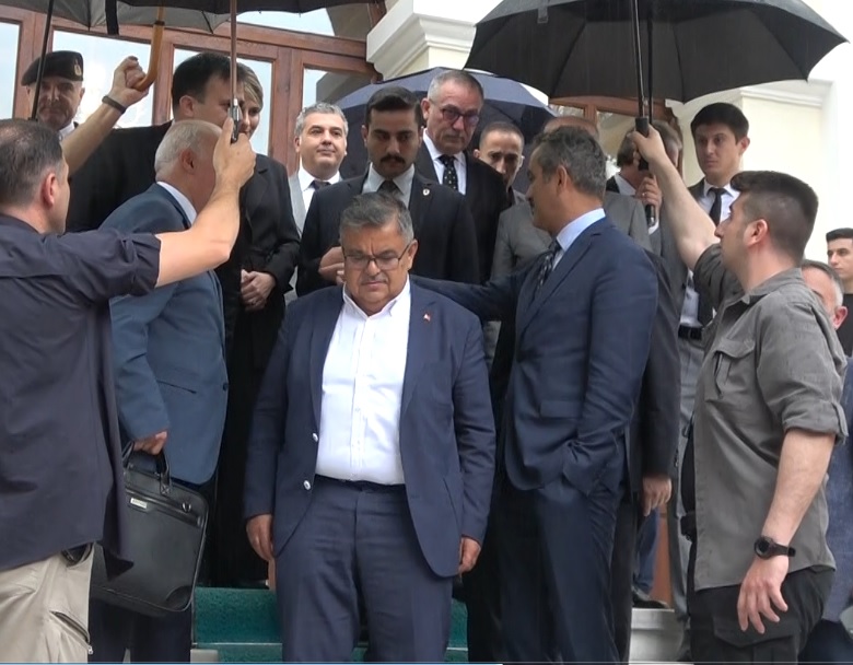 İl Milli Eğitim Müdürü MEB Bakanı ile yapılan Toplantıdan Ağlayarak Çıktı.