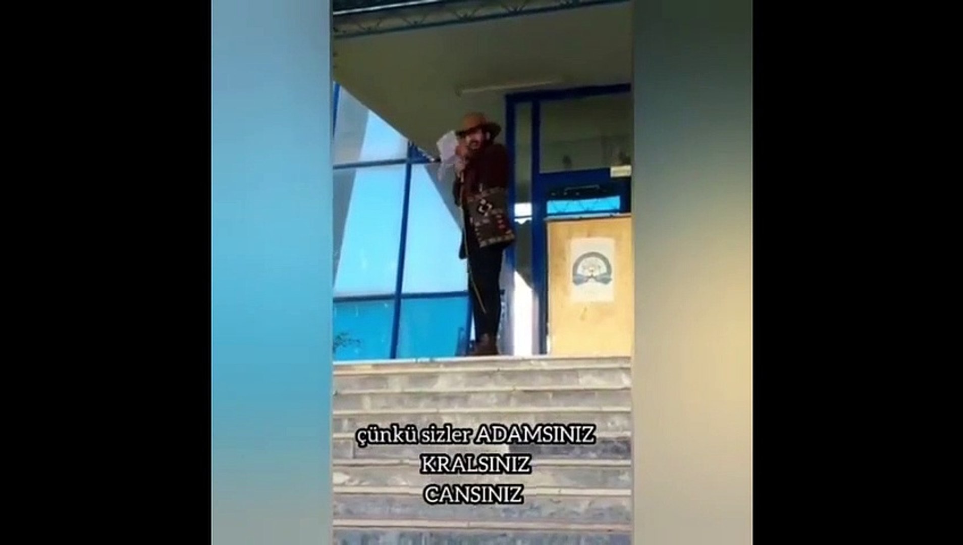 Kovboy kıyafeti giyen öğretmen: Bizim silahımız ne uzun namlulu ne pompalı