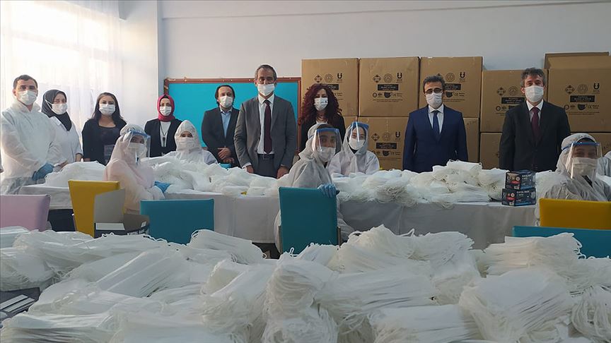 İstanbul İl Milli Eğitim ve Müdür Yardımcısı Maske makinesi ile poz verdi öğrenci kıyafeti üretemediler?
