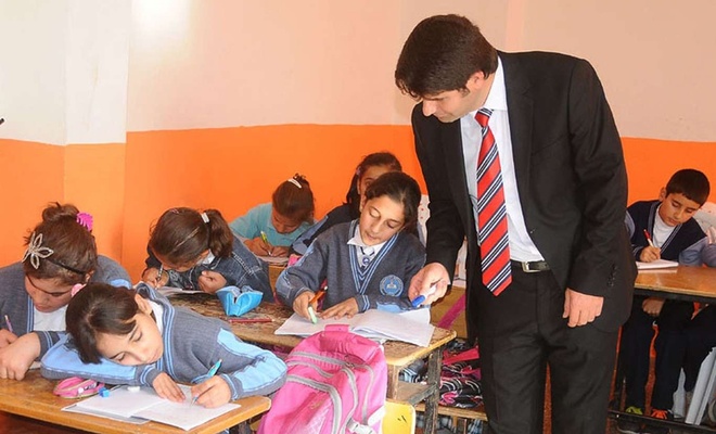 Ücretli öğretmenler mevsimlik işçi şartlarında çalışıyor