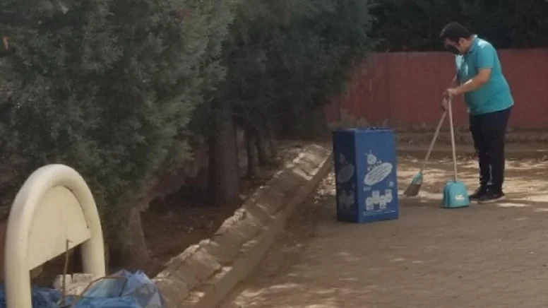 Öğretmeninin eline fırça verip temizlik görevlisi yaptılar