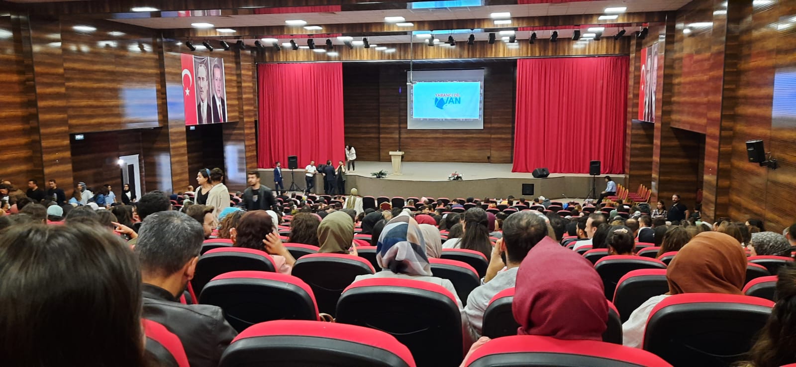 Van Valisi ildeki yabancı dil öğretmenleriyle toplantı düzenledi