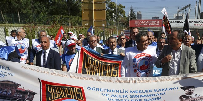 Öğretmenlerle ilgili bazı düzenlemelerin geri çekilmesi için yürüyüş düzenlendi