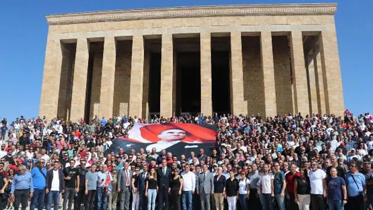 Öğretmenler, 1'inci Meclis'ten Anıtkabir'e yürüdü