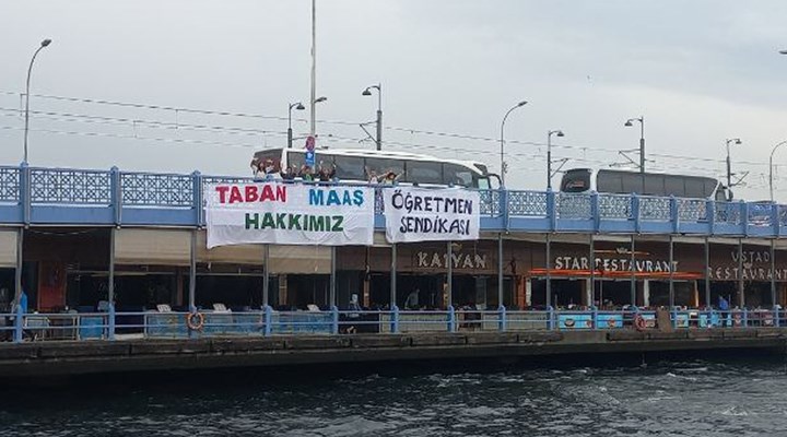 Öğretmenler Galata Köprüsüne pankart astı