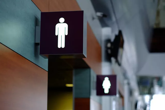 Erkek öğretmen kadınlar tuvaletinde yakalandı: Hem de üzerinde sutyenle!