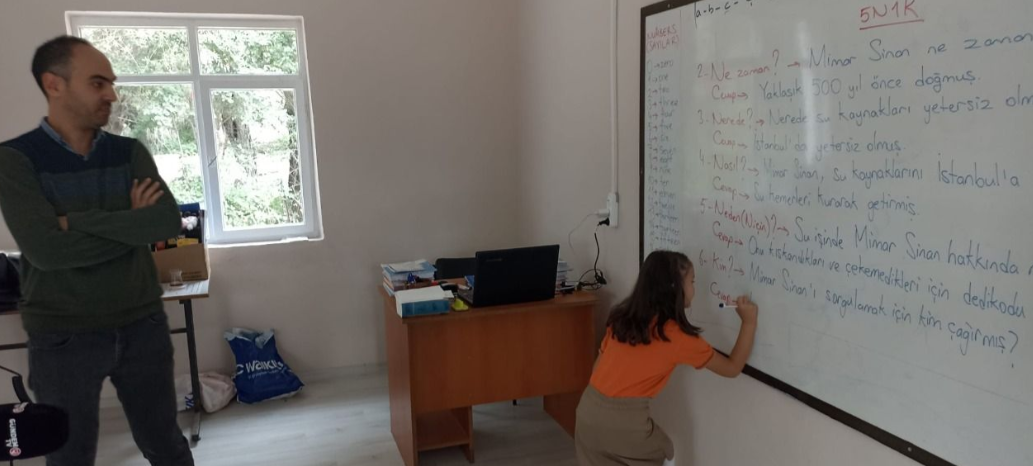 Bir okul, bir öğretmen, bir hizmetli ve bir öğrenci
