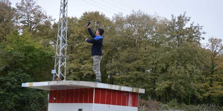 İnternet olmadığı için ödevini yapamayan öğrenciler eksi not alıyorlar