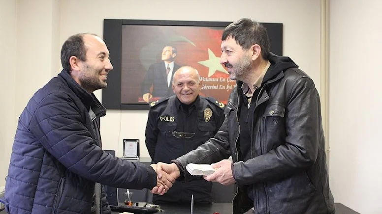 Öğretmen yolda bulduğu 28 bin lirayı sahibine teslim etti