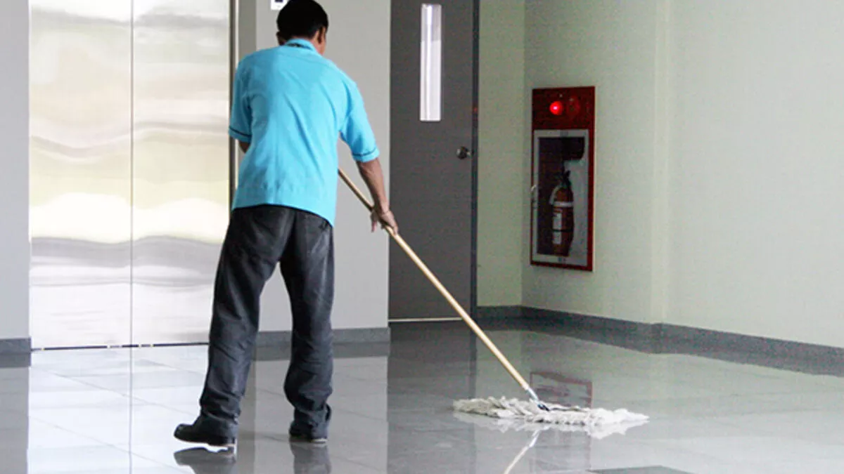 Personel yetersiz dediler, okulu öğrencilere temizlettiler. Bir Öğrenci Yaralandı