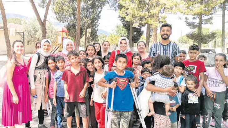 Çalıştığı tarlalarda şimdi öğretmen