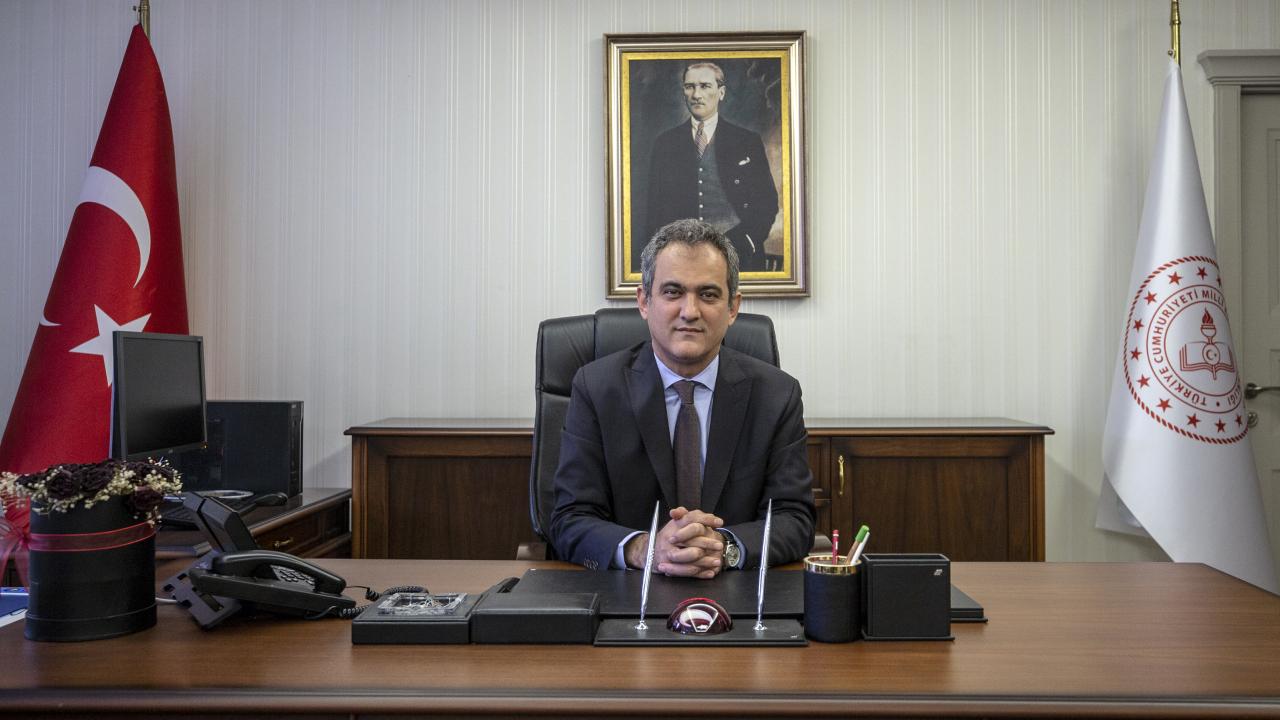 Bakan Özer, Öğretmenlik Kariyer Basamakları Yazılı Sınavı Planlandığı gibi 19 Kasım'da  yapılacak.