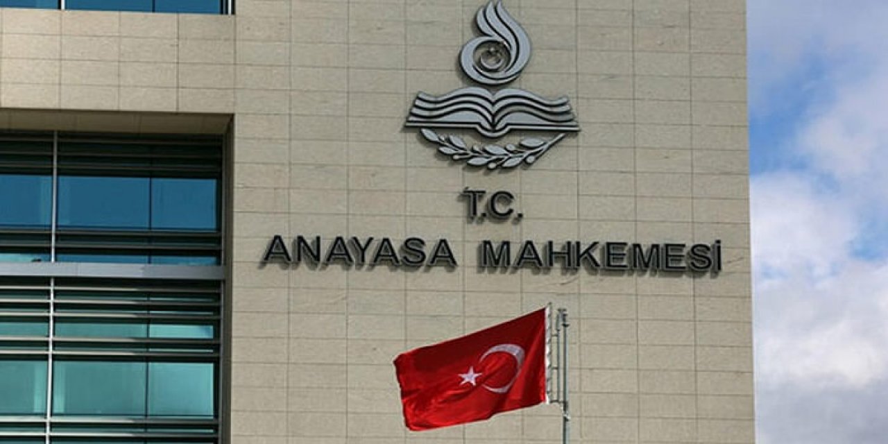 Öğretmenler Uzman ve Başöğretmenlik Sınavının İptalinin Görüşüleceği AYM Önünde Nöbet Tutacak
