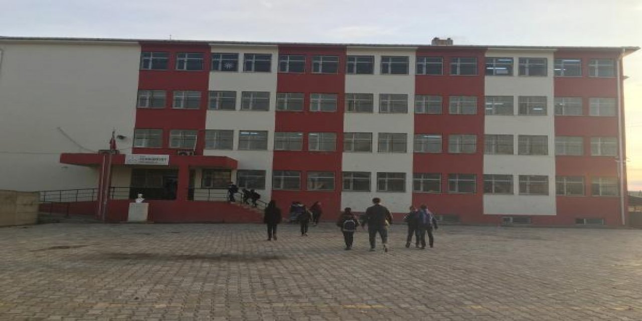 Öğretmen Veli tarafından Sınıfta Darp Edildi.
