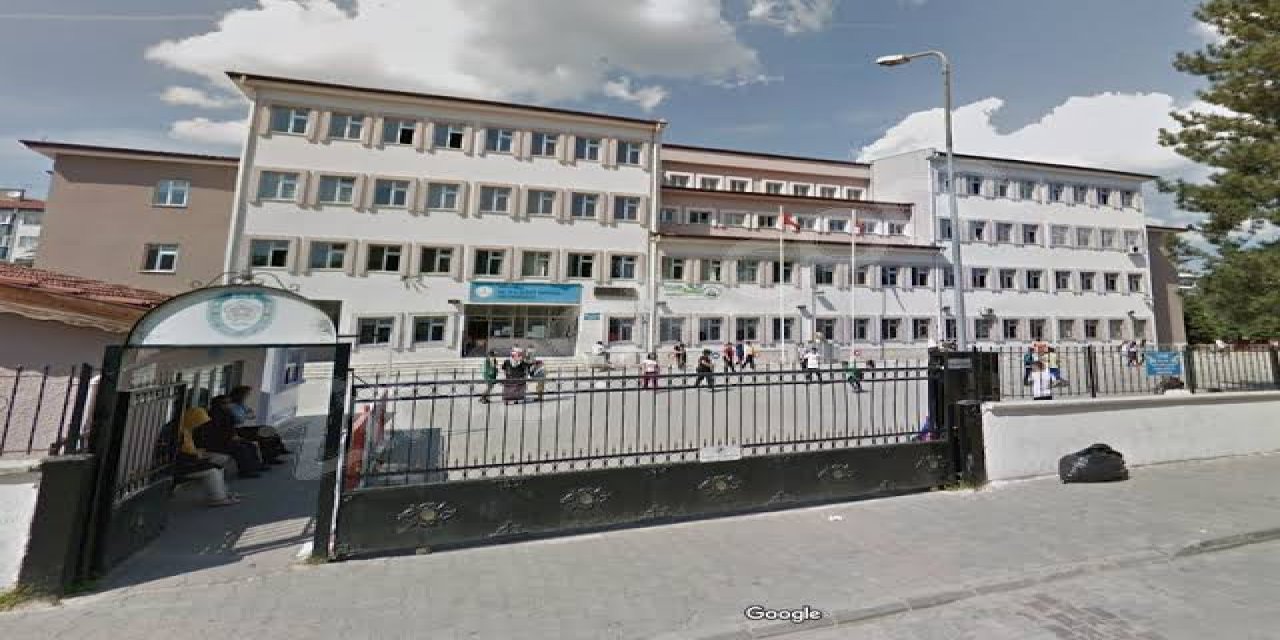 Binbaşı resmi üniformasıyla okul basarak, müdür yardımcılarını, öğretmenleri tehdit etti.