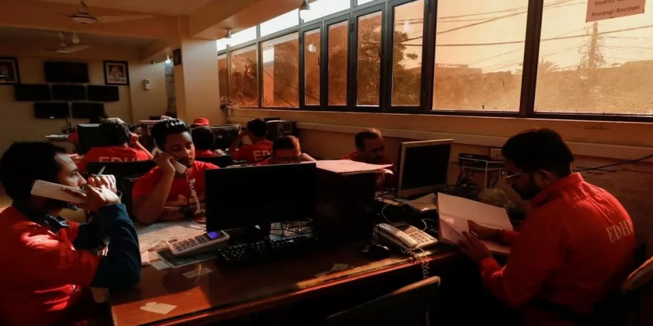 Pakistan power cut: Major cities without electricity after grid breakdown