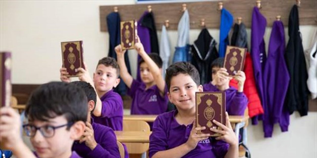 Kur'an-ı Kerim'i seçmeli ders olarak alan öğrencilere Kur'an hediye edildi