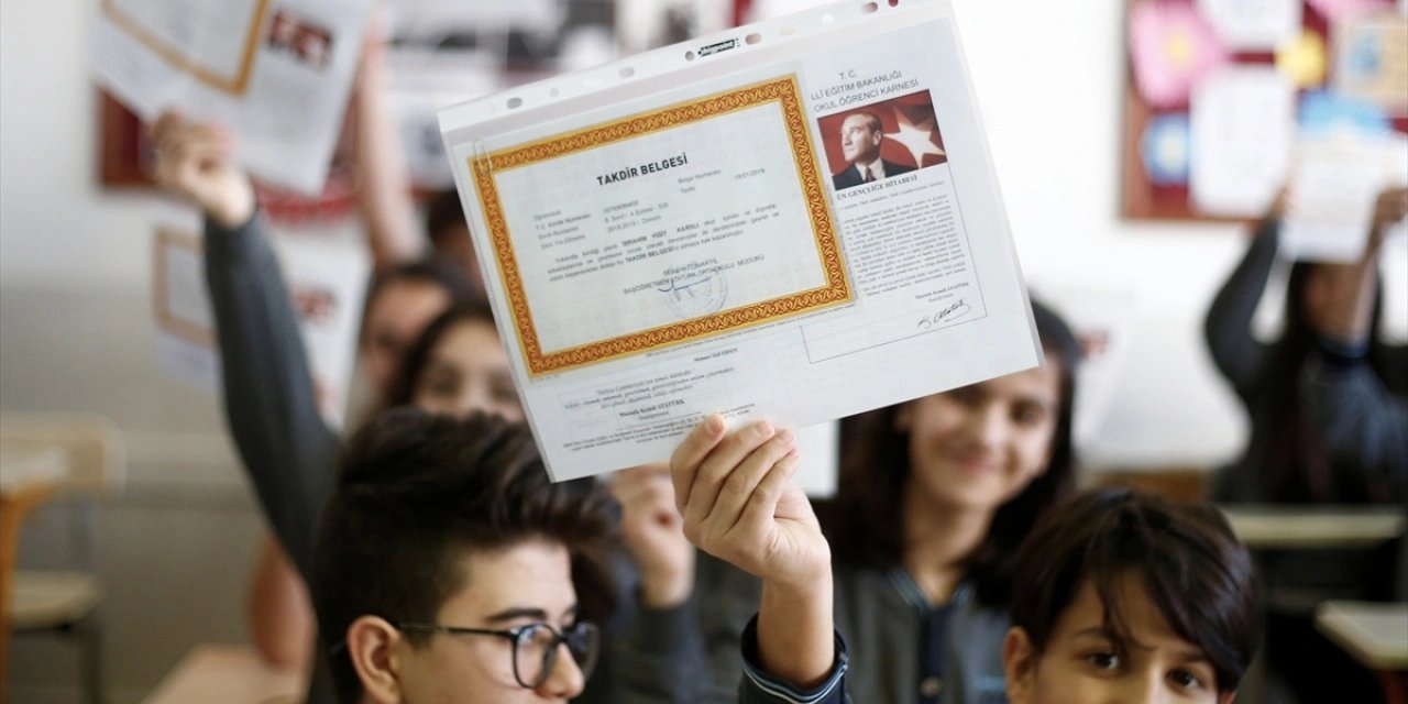 Öğrenciler için yeni bir zorunluluk! Performansa dayalı karne sistemi