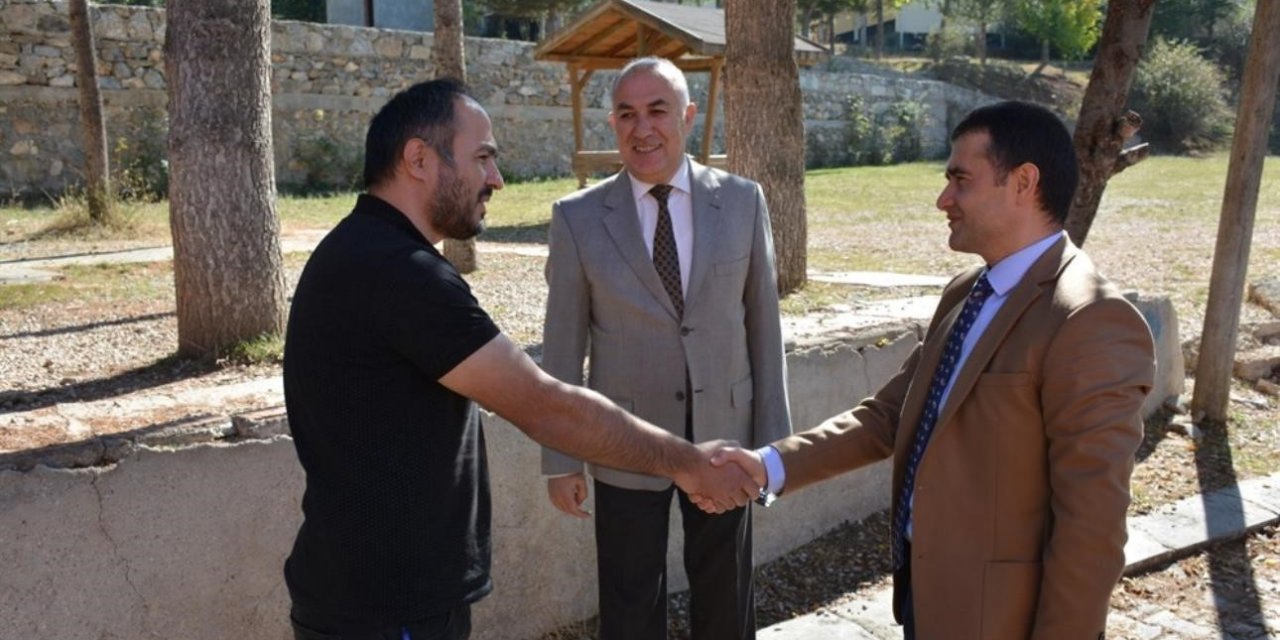 Okul müdürünün bağışlanan bilgisayarları satıp sanal bahse yatırdığı iddiası