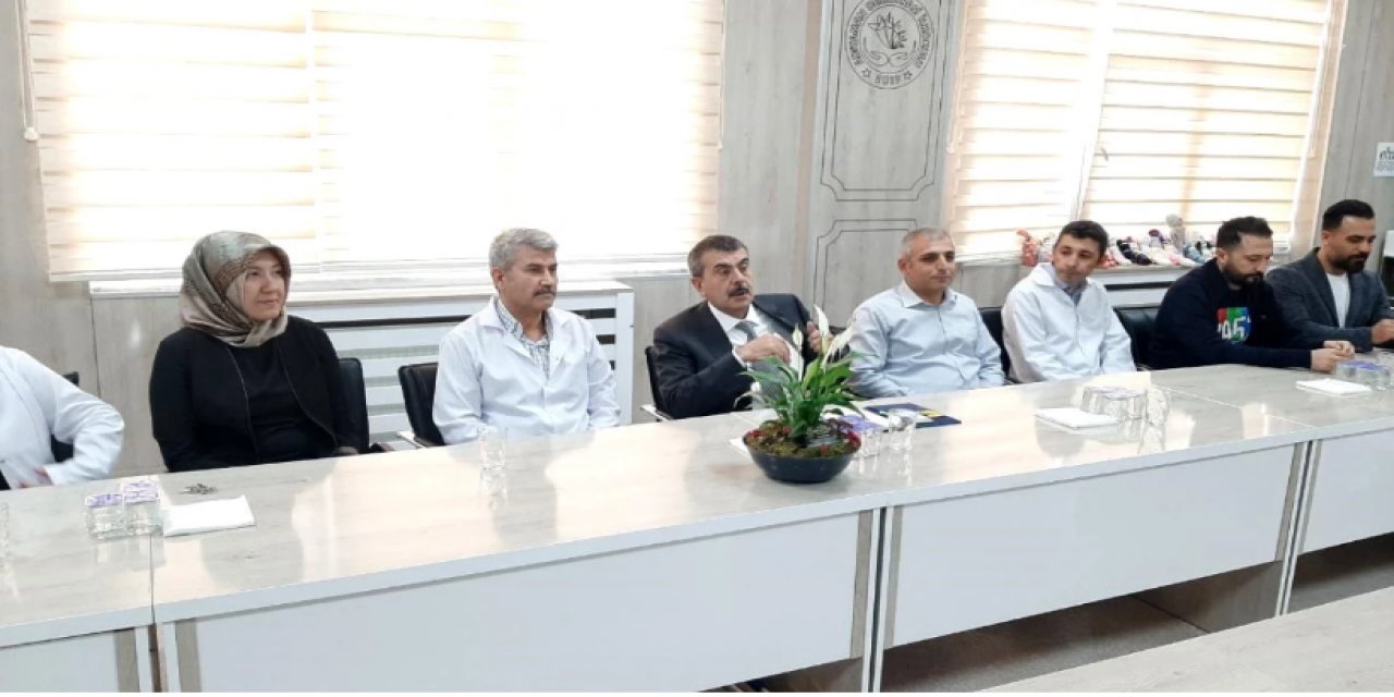 Milli Eğitim Bakanı Yusuf Tekin, depremde ayağı kesilen öğretmen ile okulunda bir araya geldi.