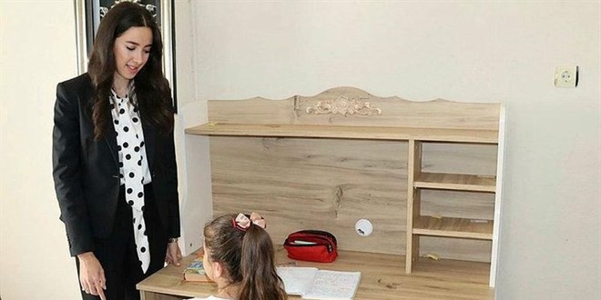 20 Bin Öğrenciye Çalışma Masası ve Kitaplık Dağıtıldı
