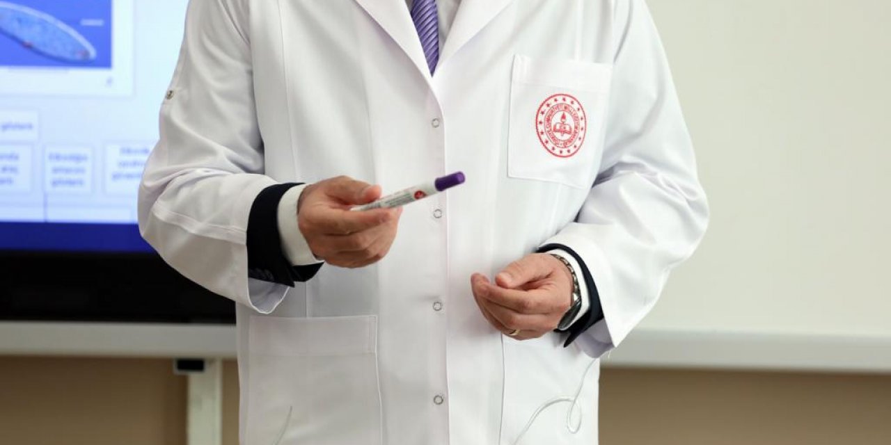 Öğretmenlerin önlüklerinde yaka kısmındaki ince detay!