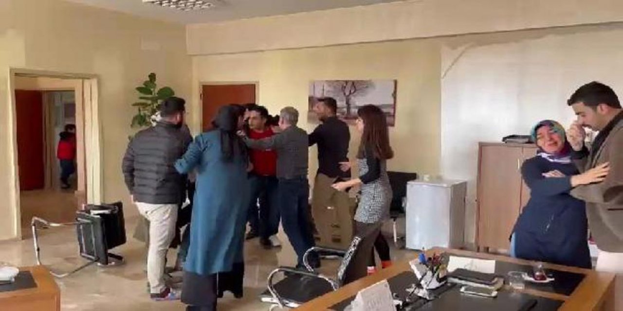 Öğrenci Yakınları Okul Müdürü ve 3 Öğretmeni Darbetti!
