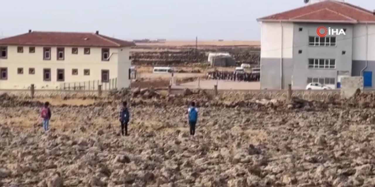 Törene Geç Kalan 3 Öğrenci İstiklal Marşı Okununca Saygı Duruşunda Bulundu