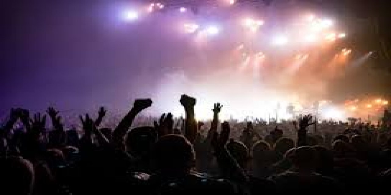 Ünlü Şarkıcı Ögretmenlere Özel Düzenlenen Konserini 3 Saat Beklettikten Sonra İptal Etti!