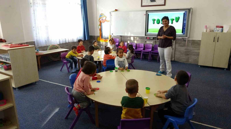 Kanseri yenen öğretmen görevine dönüşünde büyük coşku ile karşılandı!