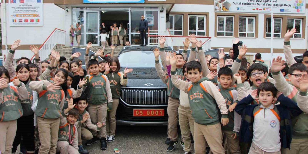 Vali öğrencilerin Yerli Malı Haftası davetine TOGG ile gidip yerli ürünler sergisi açtırdı