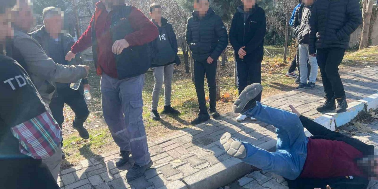 Öğrenciler Şakalaştı, Veliler Kavga Etti!