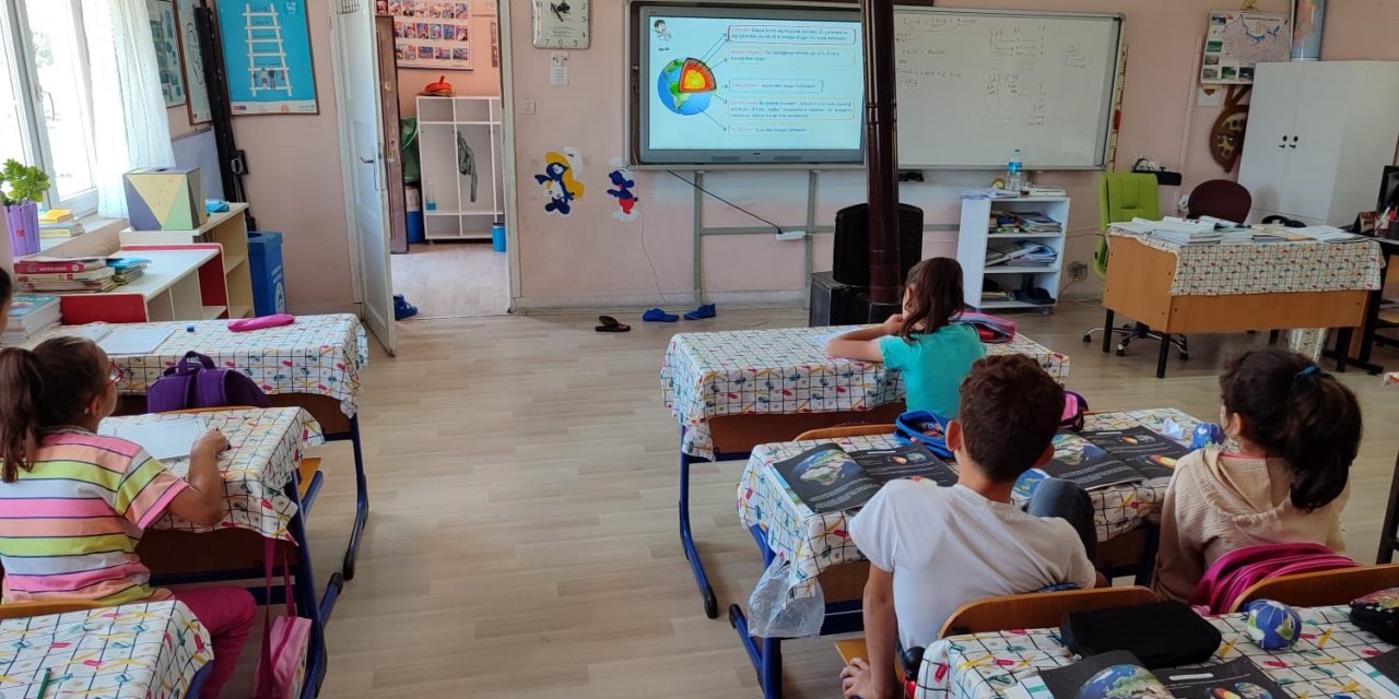 Kırsaldaki birleştirilmiş sınıflı ilkokullara diğer okullardan etkileşimli tahta desteği