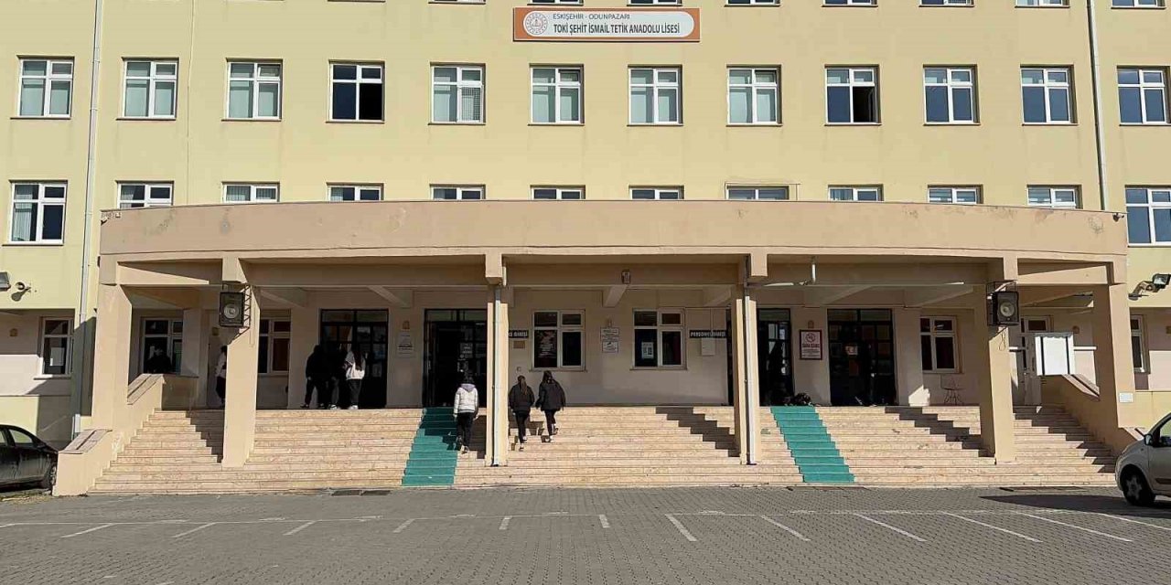 Okuldan İzinsiz Çıkmak İsteyen Öğrenci Yüksekten Düşerek Yaralandı