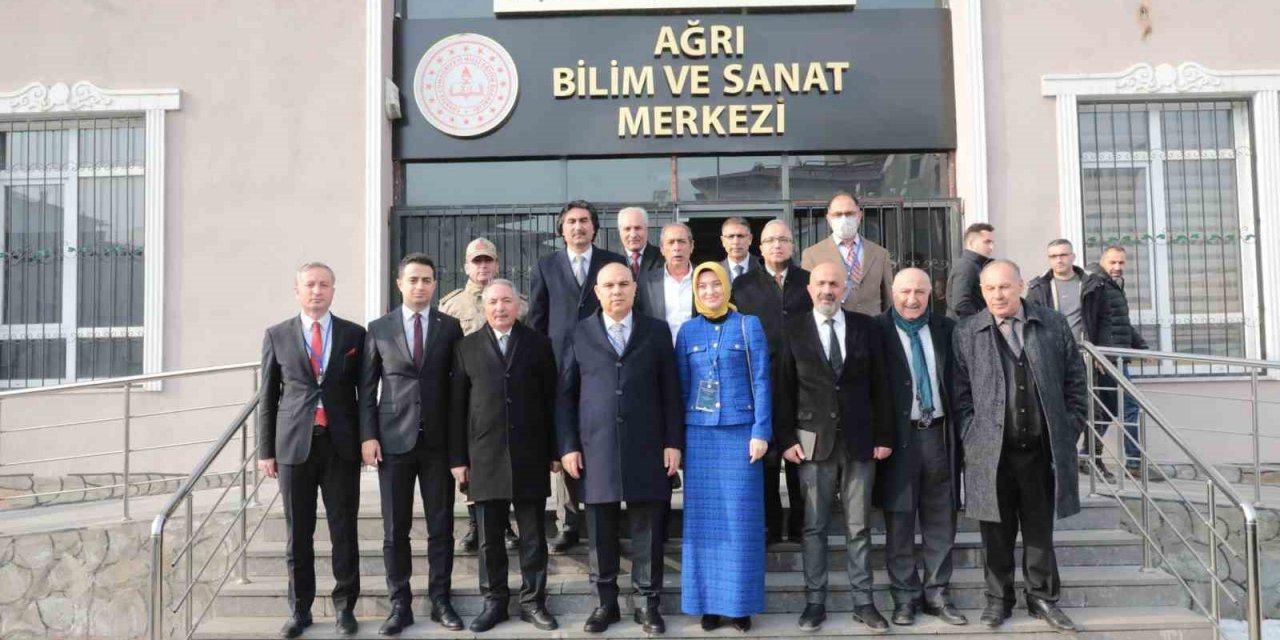 Ağrı’da, “Türkiye’nin Zirvesinde Eğitim Çalıştayı” Programı Düzenlendi