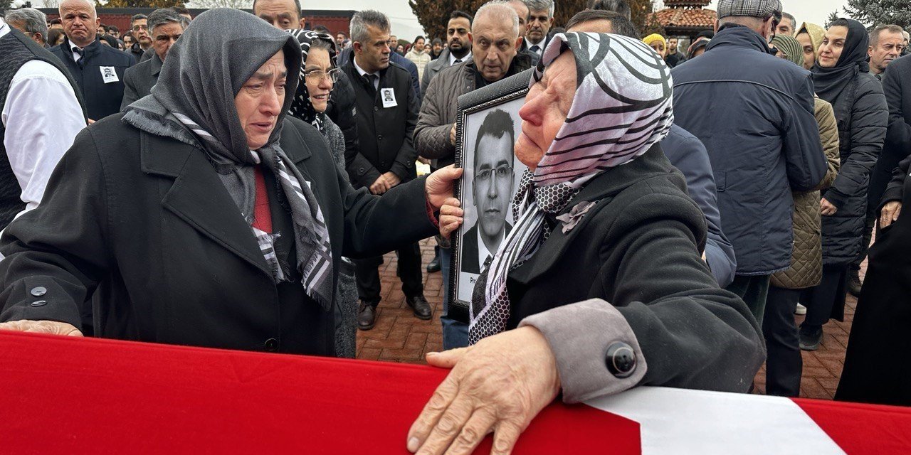 Kazada Yaralananlara Müdahale Ederken Profesör Hayatını Kaybetti
