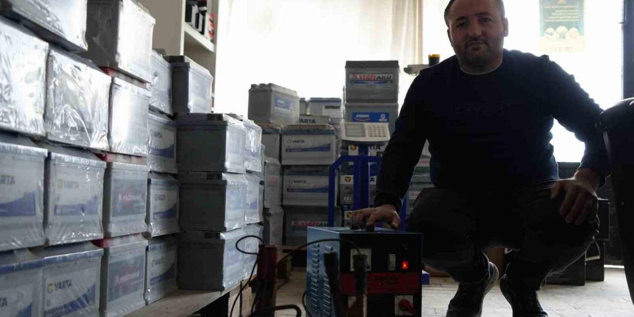 Öğretmenlik hayali yarım kaldı, hayallerini akü satarak gerçekleştiriyor
