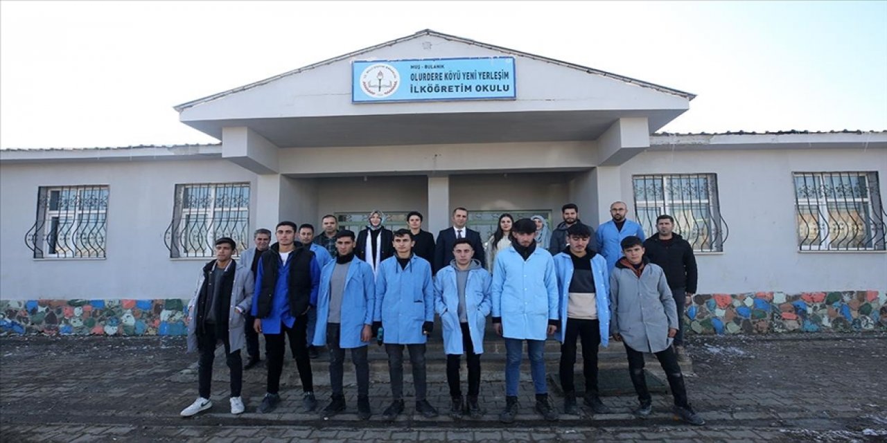 Gönüllü öğretmen ve öğrenciler kilometrelerce yol kat ederek 23 köy okulunu onardı