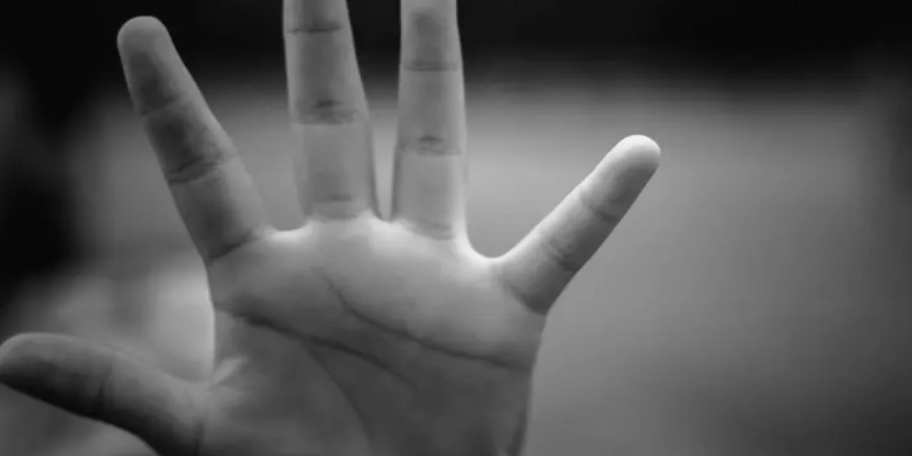 Kadın öğretmen, 15 yaşındaki öğrencisi ile bebeğinin yanında ilişkiye girdi