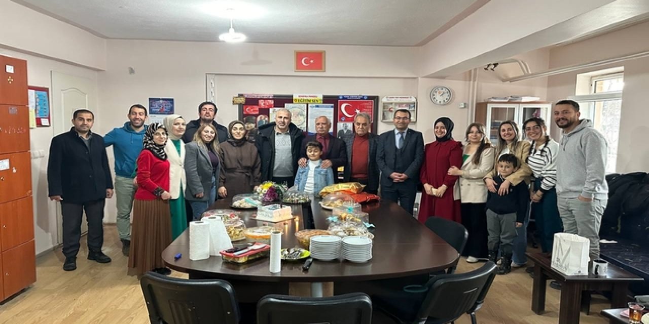 Doğum gününde emekli olan öğretmene duygulandıran veda