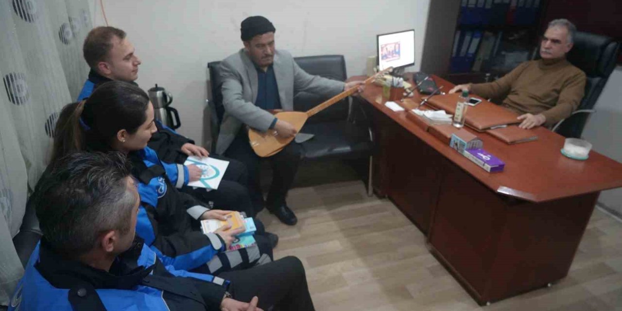 Görme engelli öğretmen polisler için bağlama çaldı