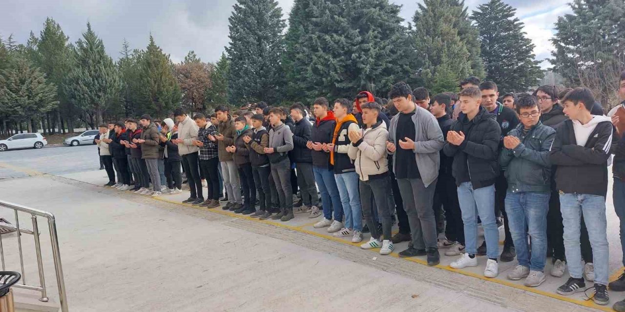 Vefat eden öğretmen için okulda lokma hayrı ve dua programı